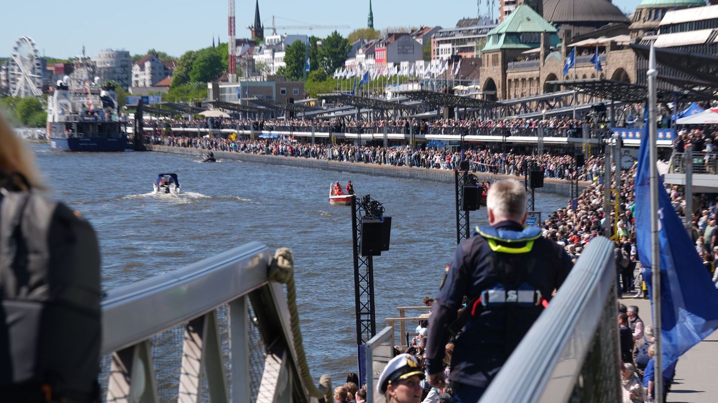 Zahlreiche Besucher stehen beim 837. Hafengeburtstag am Ufer der Elbe. Foto: Marcus Brandt/dpa