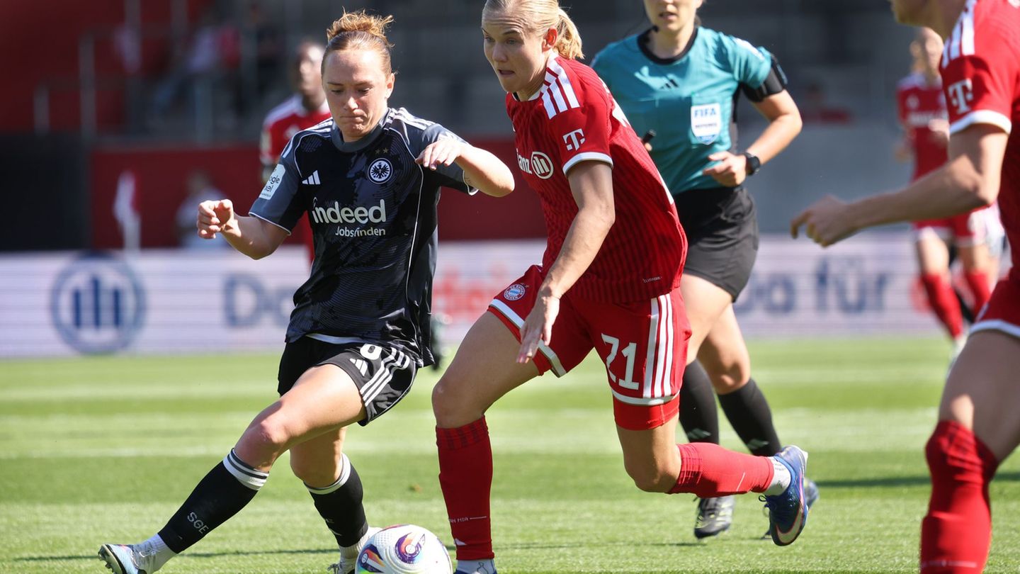 Lisanne Gräwe (links) und die Eintracht mühten sich gegen die Bayern (hier Pernille Harder) vergeblich. Foto: Karl-Josef Hildenb