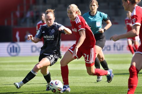 Lisanne Gräwe (links) und die Eintracht mühten sich gegen die Bayern (hier Pernille Harder) vergeblich. Foto: Karl-Josef Hildenb