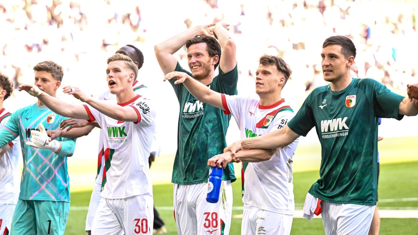Ließen sich von den Fans feiern: Die Fußballer des FC Augsburg nach dem 3:1 über Gladbach. Foto: Harry Langer/dpa