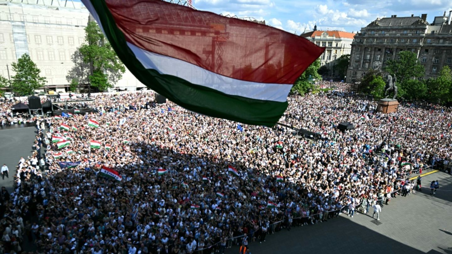 Feiernde vor dem ungarischen Parlament