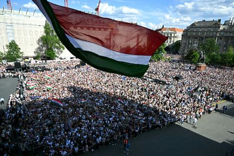 Feiernde vor dem ungarischen Parlament