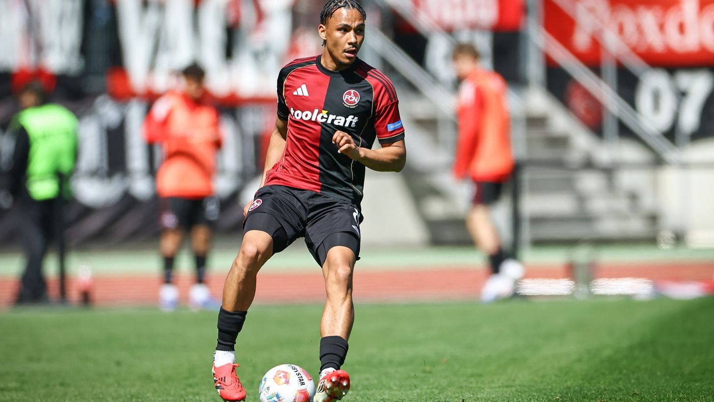 Der vom FC Augsburg ausgeliehene Außenverteidiger Henri Koudossou zählte auch zu den verabschiedeten FCN-Profis. (Archivbild) Fo