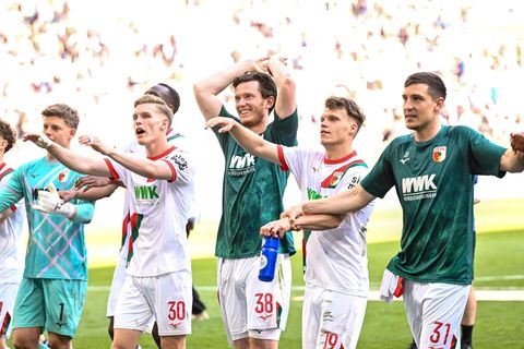 Ließen sich von den Fans feiern: Die Fußballer des FC Augsburg nach dem 3:1 über Gladbach. Foto: Harry Langer/dpa