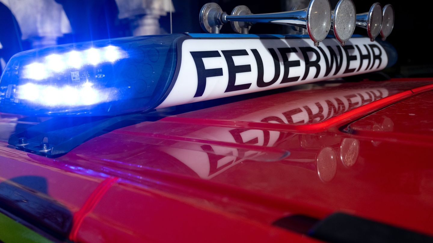 Die Feuerwehr ist mit einem Großaufgebot im Einsatz. (Symbolbild) Foto: Sven Hoppe/dpa