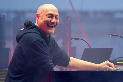 Paul Kalkbrenner legt wieder auf – dieses Mal vor historischer Kulisse in Potsdam. Foto: Michael Bahlo/dpa