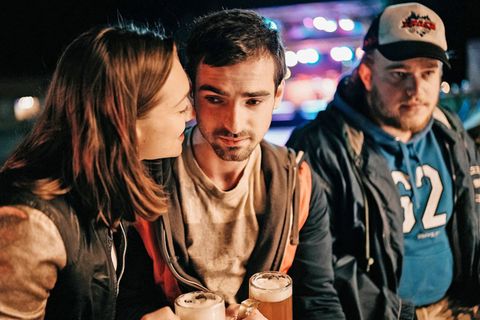 Isabella (Antonia Moretti) und Paul (Aaron Hilmer, zweiter von links) schmieden auf dem Dorffest Zukunftspläne. Pauls Freund "Heiliger" (Max Wolter) freut sich auf die Party des Abends.
