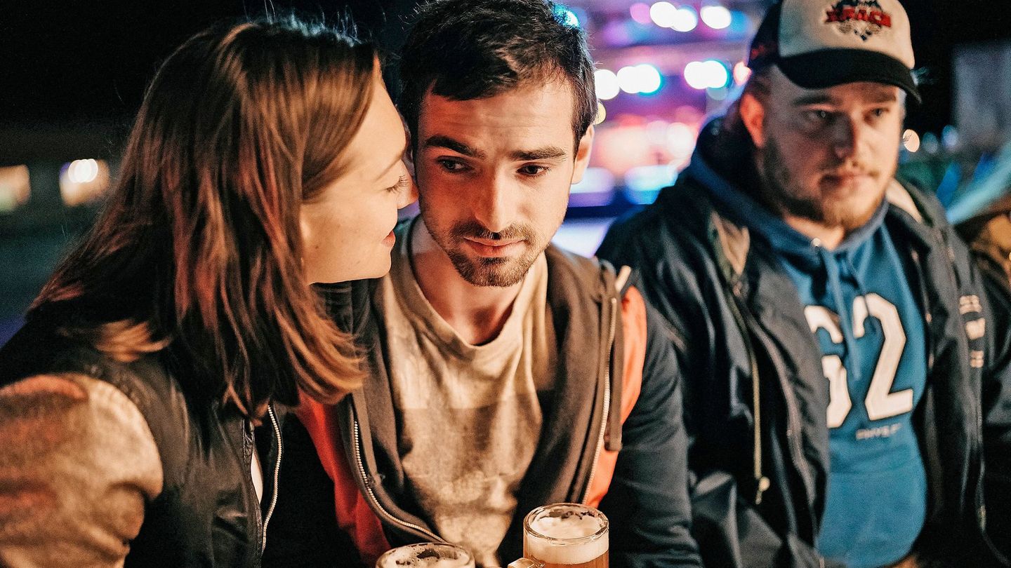 Isabella (Antonia Moretti) und Paul (Aaron Hilmer, zweiter von links) schmieden auf dem Dorffest Zukunftspläne. Pauls Freund "Heiliger" (Max Wolter) freut sich auf die Party des Abends.