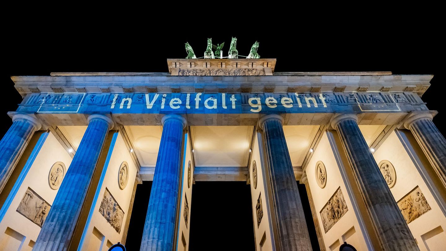 Das Wahrzeichen wurde von Sonnenuntergang bis Mitternacht in Blau angestrahlt. Foto: Christoph Soeder/dpa