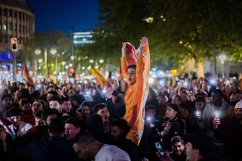 Hunderte Fans versammelten sich nach der perfekt gemachten Meisterschaft von Galatasaray Istanbul auf dem Breitscheidplatz. Foto