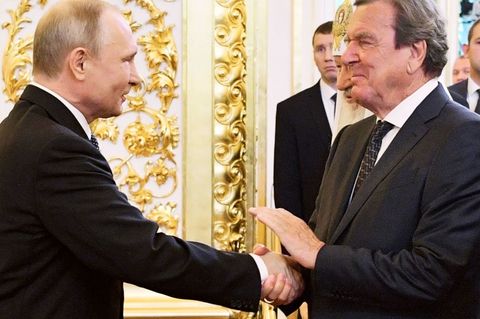 Putin und Schröder gelten als langjährige Freunde. (Archivbild) Foto: Alexei Druzhinin/POOL SPUTNIK KREMLIN via AP/dpa