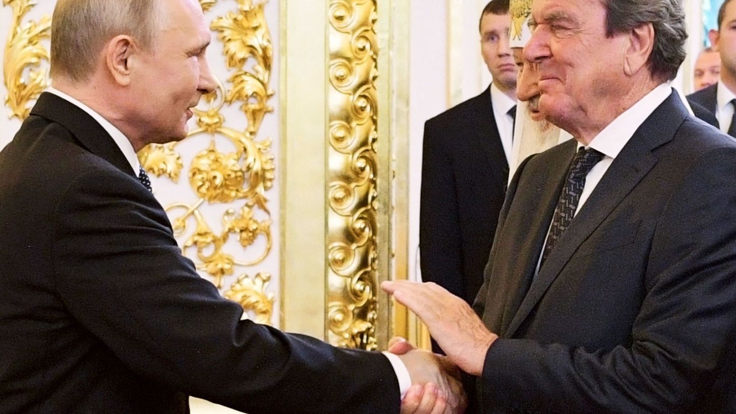 Putin und Schröder gelten als langjährige Freunde. (Archivbild) Foto: Alexei Druzhinin/POOL SPUTNIK KREMLIN via AP/dpa
