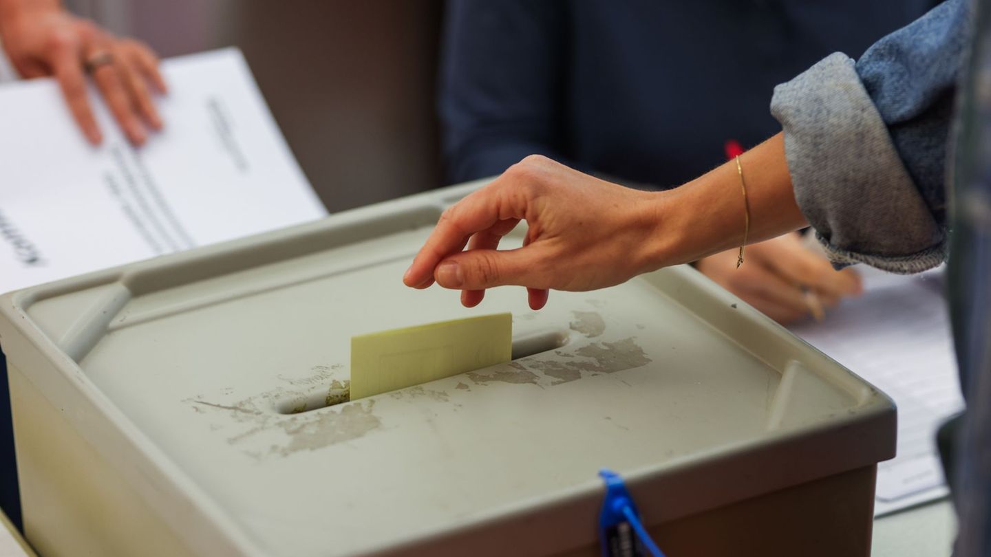 In den fünf Städten sind die Wähler zum ersten Wahlgang aufgerufen, bei dem für einen Sieg 50 Prozent der Stimmen notwendig sind