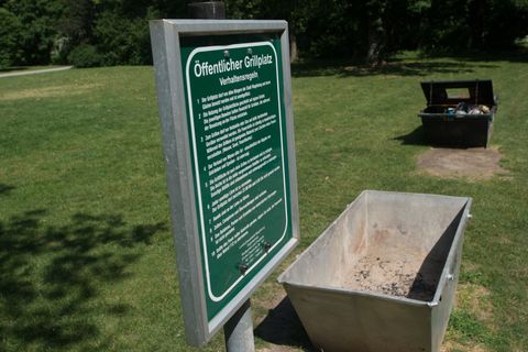 In der Landeshauptstadt gibt es acht öffentliche Grillplätze, auch andere Städte bieten solche Flächen zur Nutzung an. (Archivbi