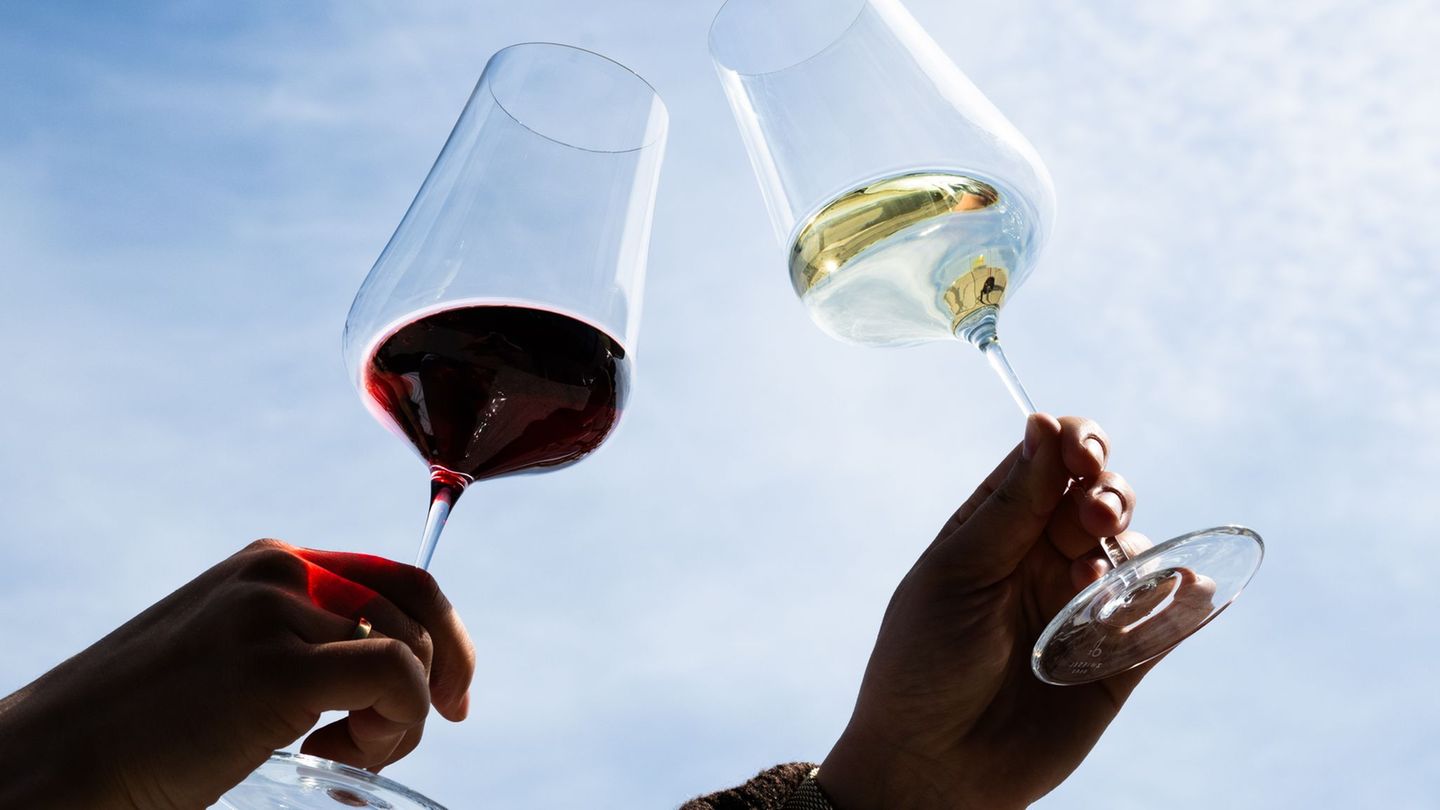 Rot oder weiß? Weltweit steigt eher Weißwein in der Gunst der Weintrinker. (Symbolbild) Foto: Boris Roessler/dpa