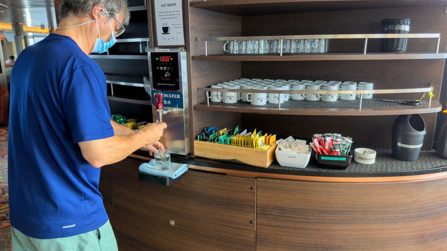 Ein Passagier auf dem vom Hantavirus betroffenen Kreuzfahrtschiff bedient sich während der Fahrt nach Teneriffa mit Wasser. Foto