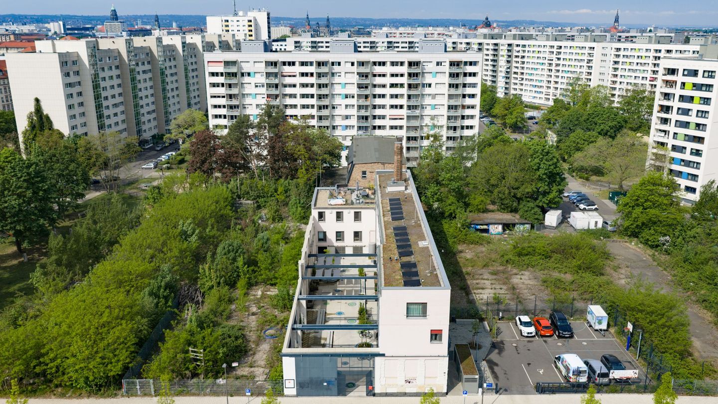 Bis in die 30er Jahre war in dem alten Industriebau eine Schokoladenfabrik beheimatet, während der DDR-Zeit war das Gebäude Teil