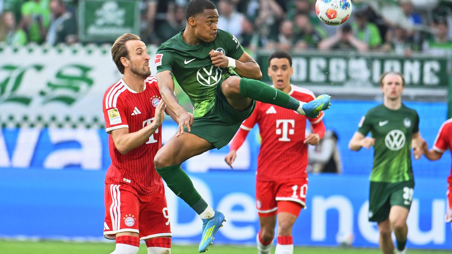 Voller Einsatz: Wolfsburgs Jeanuël Belocian ist vor Harry Kane von Bayern München am Ball. Foto: Swen Pförtner/dpa