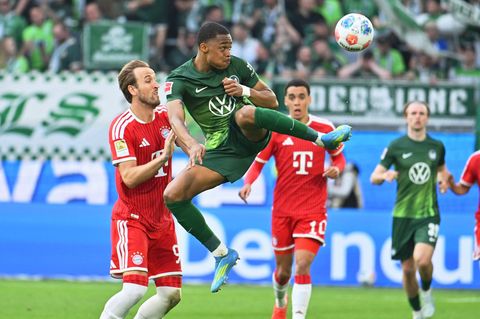 Voller Einsatz: Wolfsburgs Jeanuël Belocian ist vor Harry Kane von Bayern München am Ball. Foto: Swen Pförtner/dpa