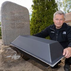 Auf dem Friedhof Koserow auf Usedom sind in Gräbern unerwartet viele Kriegstote entdeckt worden. Joachim Kozlowski vom Volksbund