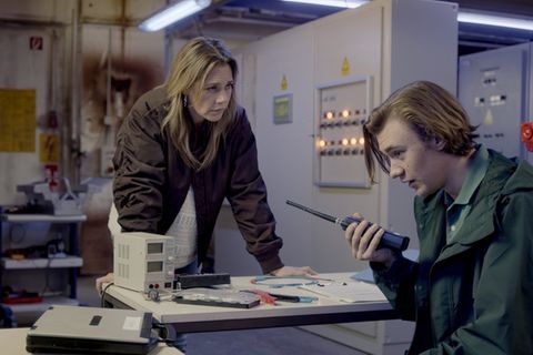 "Neuer Wind im Alten Land: Licht aus!": Beke (Felicitas Woll, l.) begleitet den Azubi Jona (Alessandro Schuster) bei dessen Au