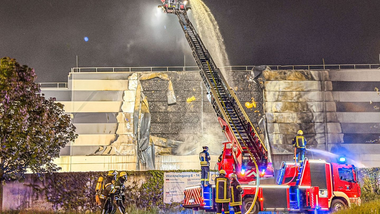 Der Brand der Fassade einer Lidl-Lagerhalle in Hüfingen hat einen hohen Schaden verursacht. Foto: Christian Klemm/onw-images/dpa