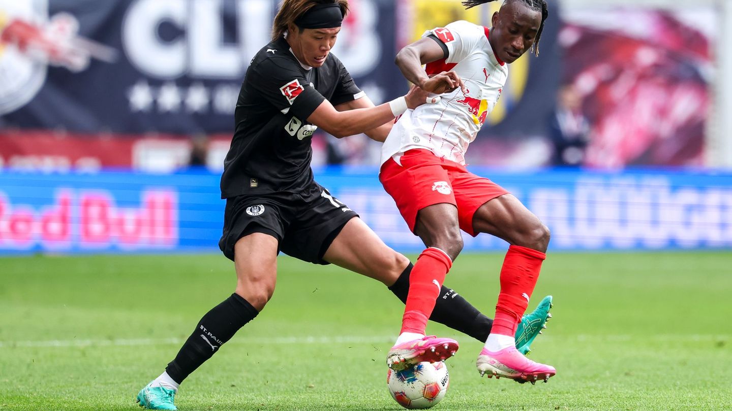 Yan Diomande (r.) soll einen neuen Vertrag mit mehr Gehalt erhalten. Foto: Jan Woitas/dpa