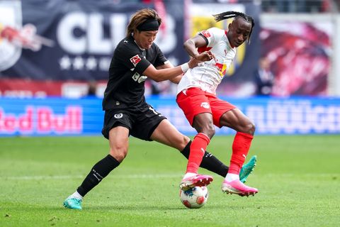 Yan Diomande (r.) soll einen neuen Vertrag mit mehr Gehalt erhalten. Foto: Jan Woitas/dpa