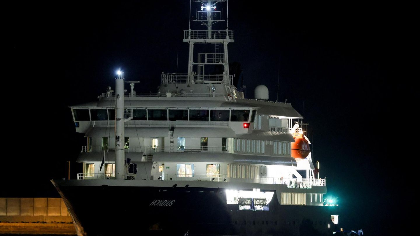 Das Kreuzfahrtschiff „MV Hondius“ bei seiner Ankunft im von Hafen Granadilla de Abona