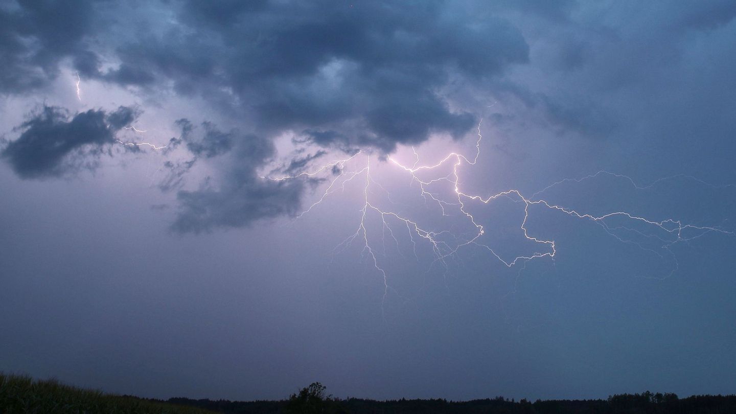 Bereits am Nachmittag sind in manchen Regionen Gewitter möglich. (Symbolbild) Foto: Alexander Wolf/onw-images/dpa