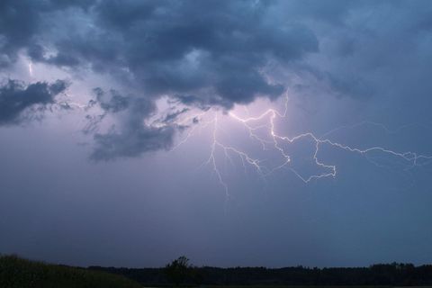Bereits am Nachmittag sind in manchen Regionen Gewitter möglich. (Symbolbild) Foto: Alexander Wolf/onw-images/dpa