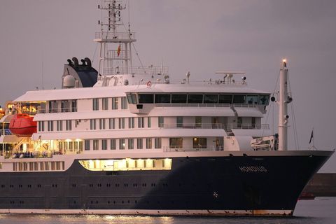 Das Kreuzfahrtschiff "MV Hondius" ist in Teneriffa eingetroffen. Foto: Manu Fernandez/AP/dpa