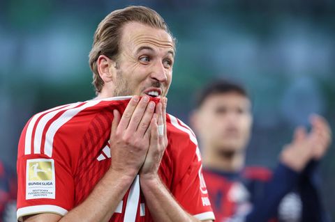FC Bayern-Star Harry Kane nach seinem verschossenen Elfmeter gegen Wolfsburg
