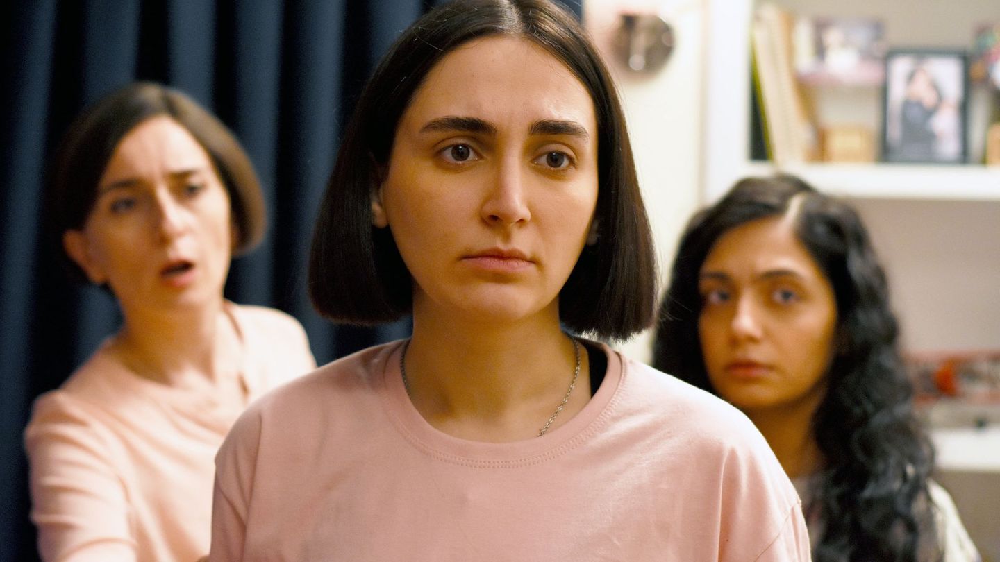 Rezvan (Mahsa Rostami, Mitte) und ihre Schwestern hinterfragen das Herrschaftssystem im Iran – das kann gefährlich für sie werden.