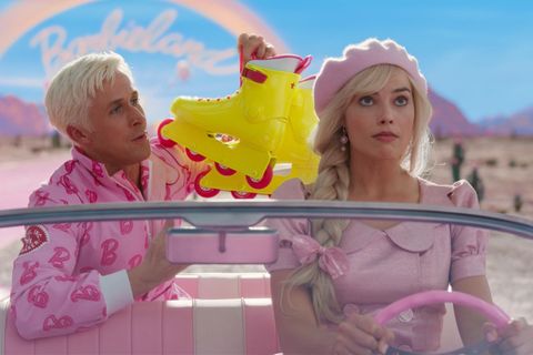 Um Barbieland und sich selbst zu retten, reist Barbie (Margot Robbie) in "die echte Welt". Begleitet wird sie von Ken (Ryan Gosling).
