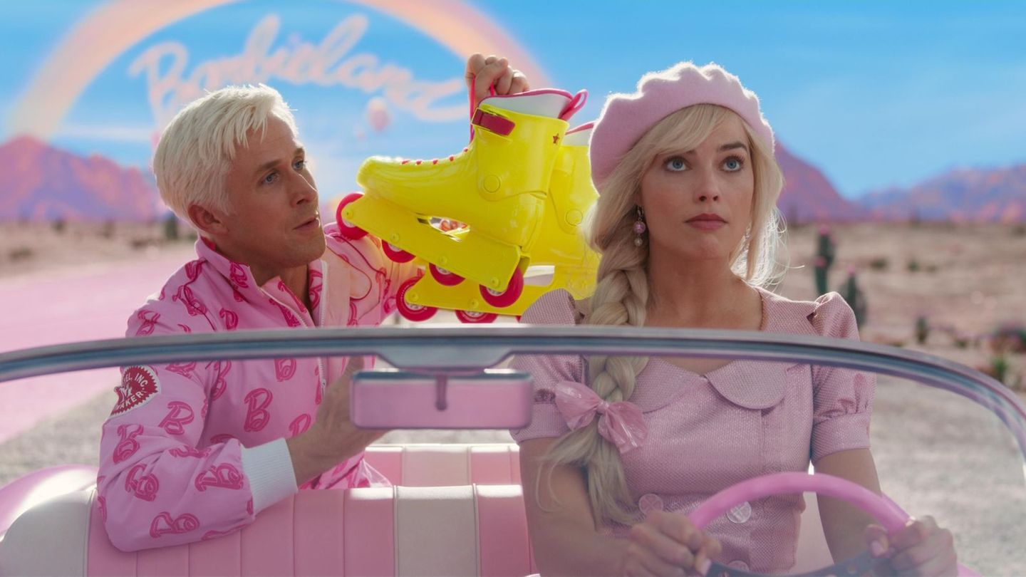 Um Barbieland und sich selbst zu retten, reist Barbie (Margot Robbie) in "die echte Welt". Begleitet wird sie von Ken (Ryan Gosling).