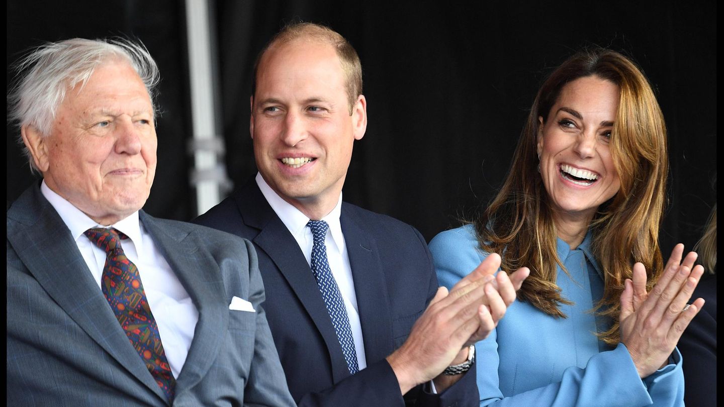 Prinz William (M.) und Prinzessin Kate applaudieren Sir David Attenborough