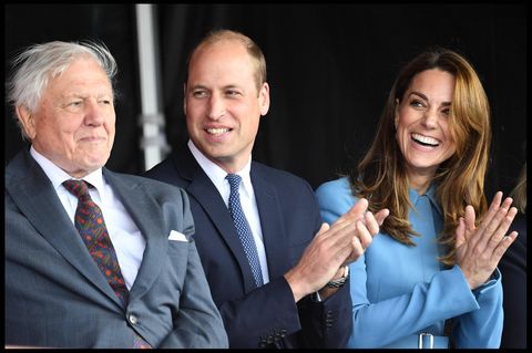Prinz William (M.) und Prinzessin Kate applaudieren Sir David Attenborough