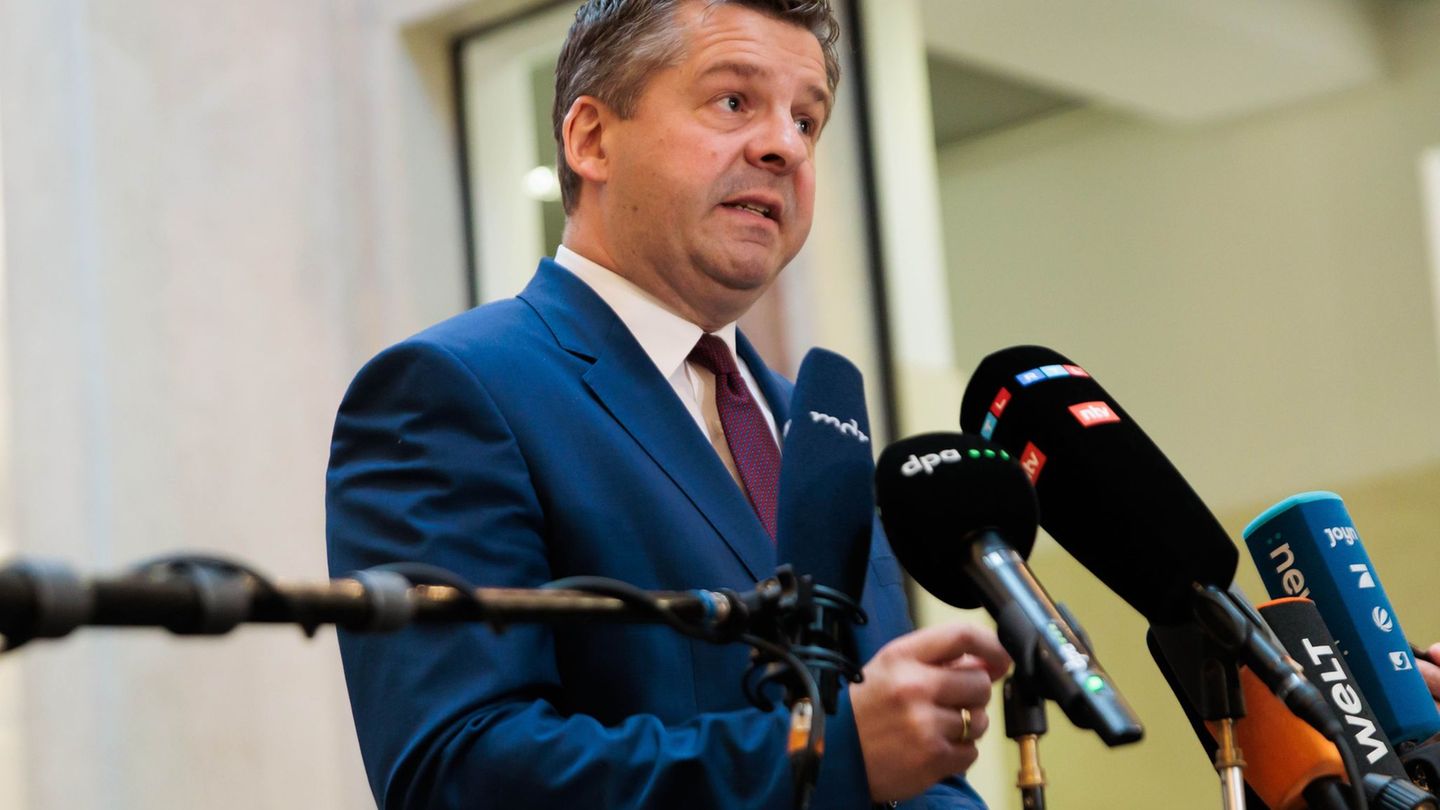 "Es ist für mich egal, ob es ein Mann oder eine Frau ist", sagt der sachsen-anhaltische Ministerpräsident Sven Schulze (CDU). (A