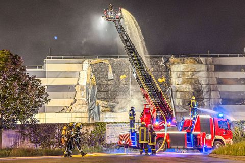 Bei einem Brand in der Lagerhalle eines Supermarktes ist ein hoher Schaden entstanden. Foto: Christian Klemm/onw-images/dpa