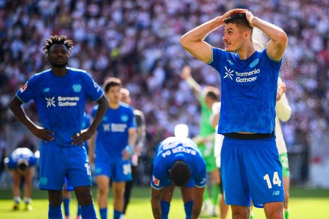 Frust in der Kurve: Bayer verliert in Stuttgart. Foto: Tom Weller/dpa