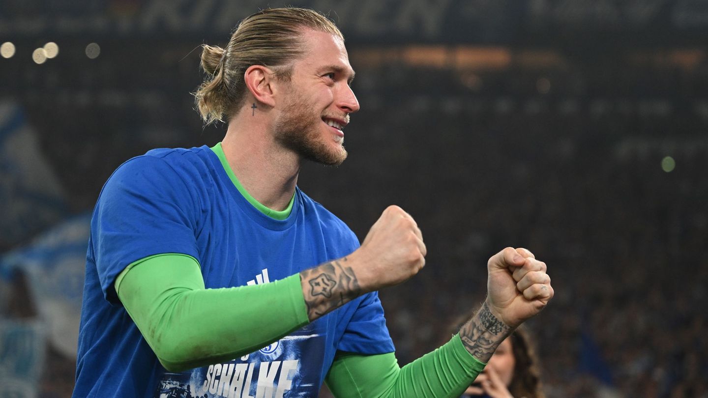 Vaterfreuden nach dem Aufstieg mit dem FC Schalke: Loris Karius. (Archivbild) Foto: Bernd Thissen/dpa