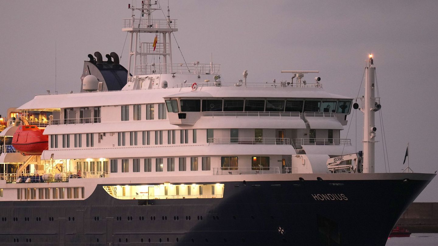 Das Kreuzfahrtschiff "MV Hondius" ist in Teneriffa eingetroffen. Foto: Manu Fernandez/AP/dpa