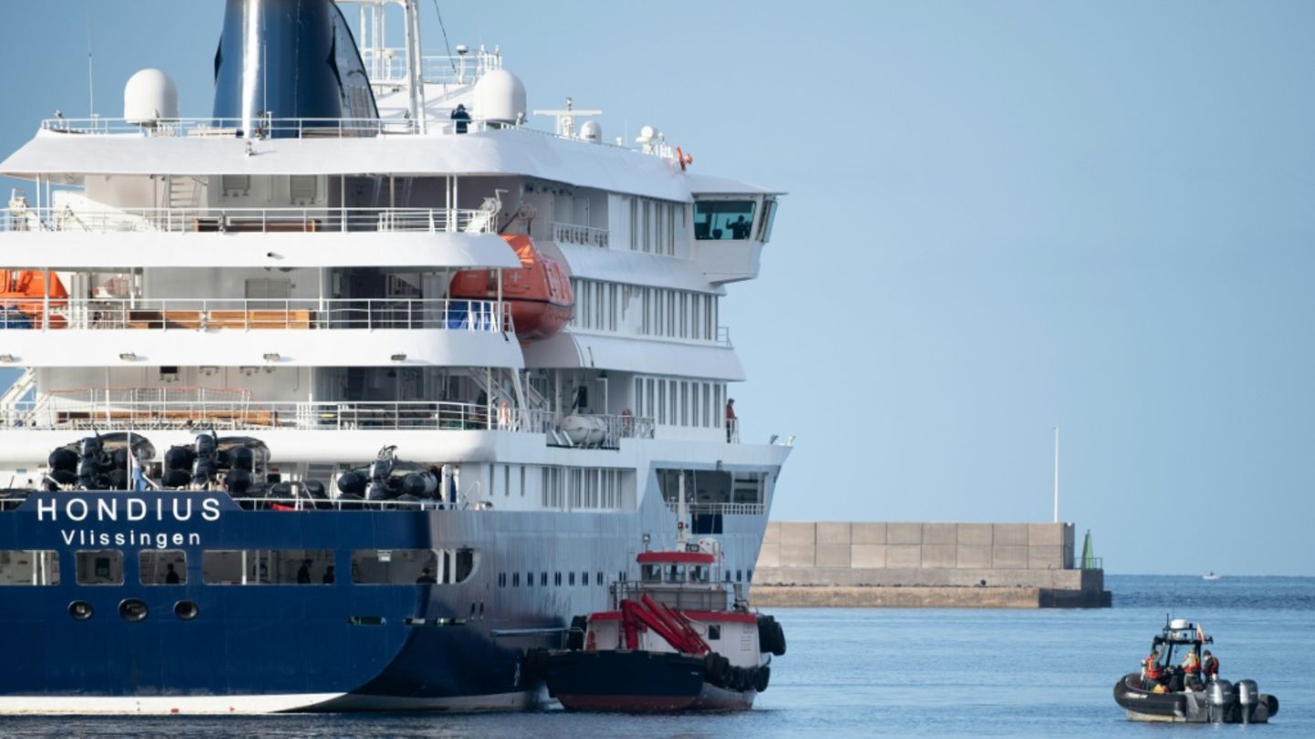 Boote an der "Hondius" vor Teneriffa