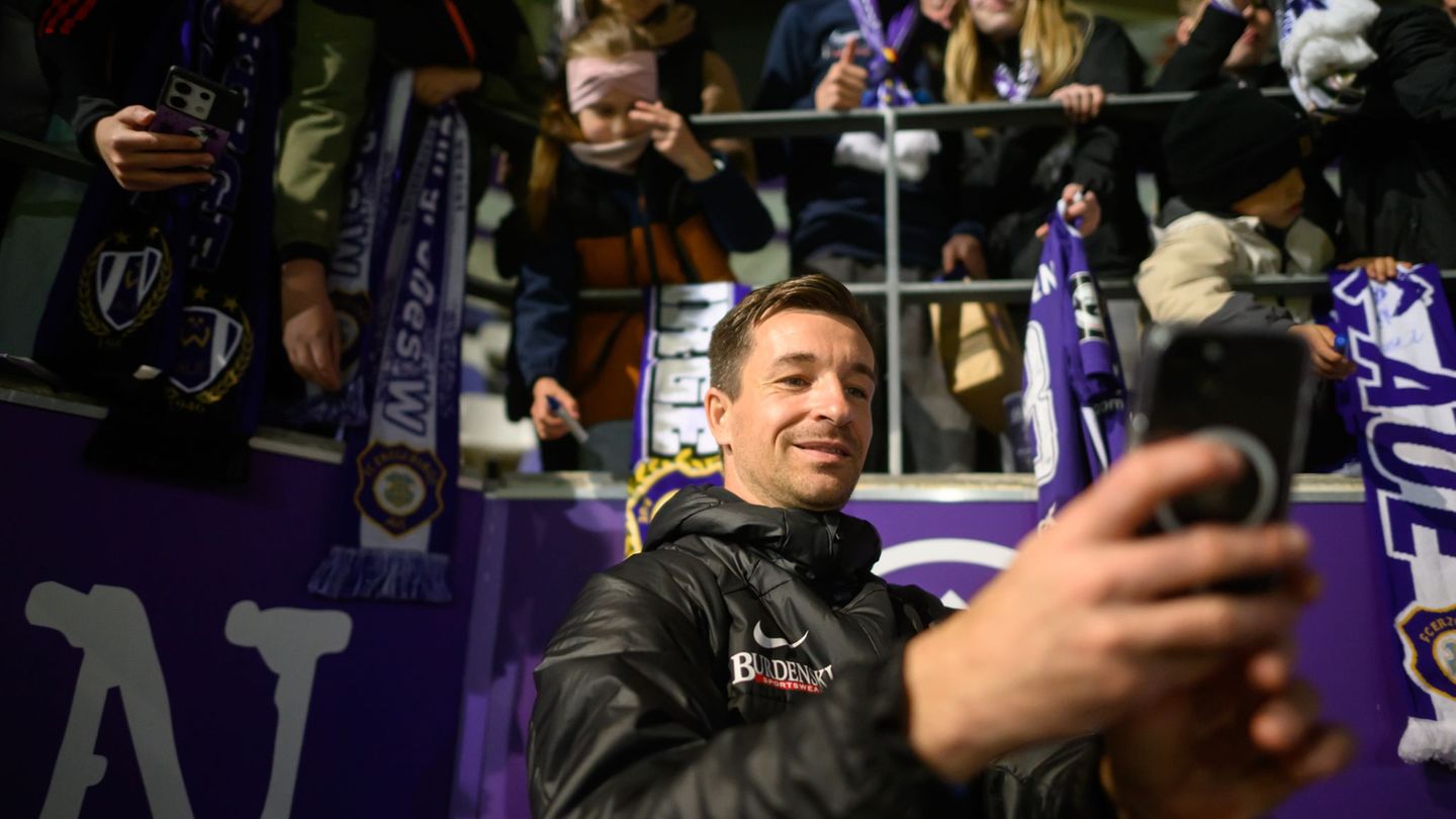 Ein letztes Foto als Aue-Spieler? Torwart Martin Männel macht nach dem letzten Heimspiel in der 3. Liga Selfies für die Fans. Fo