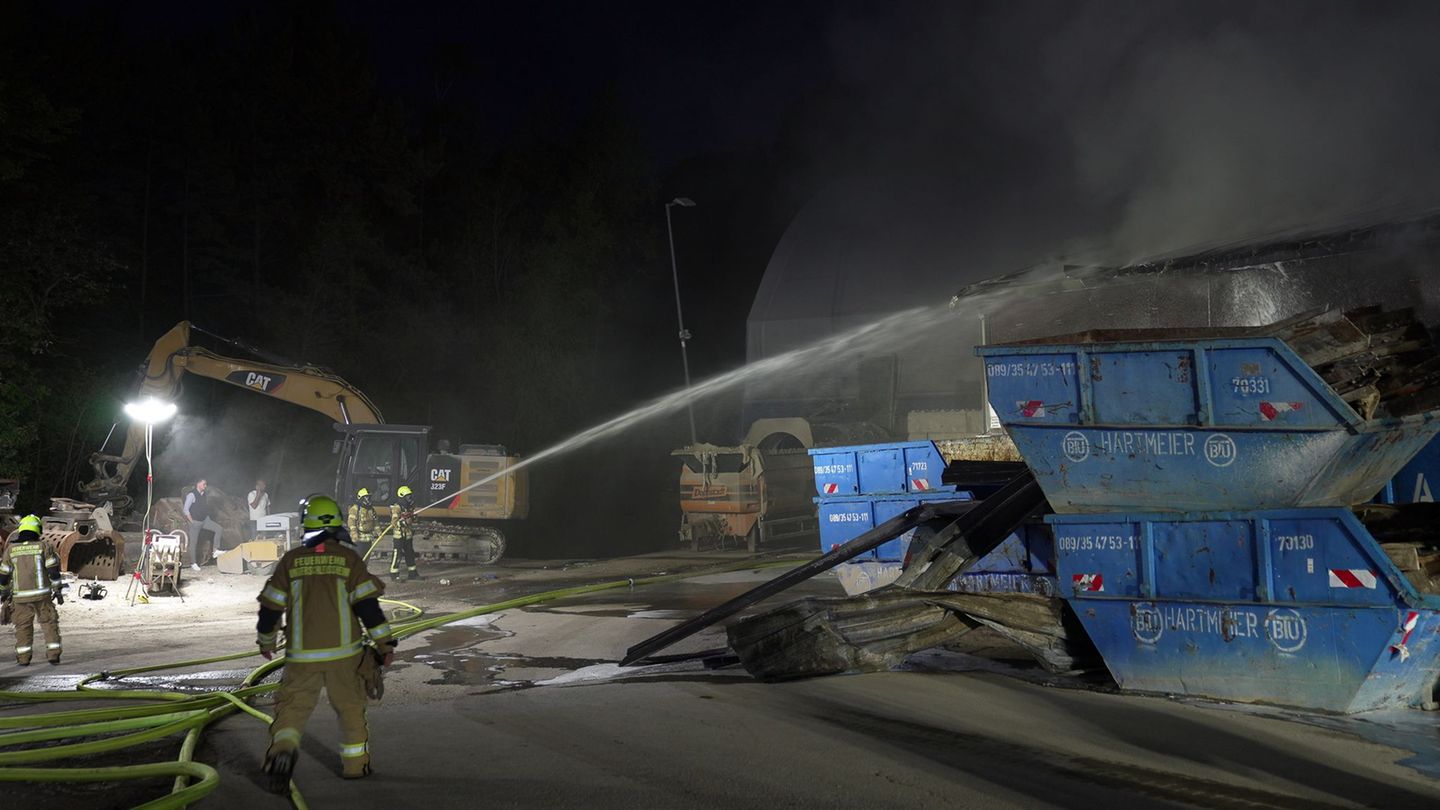 Das Feuer auf dem Industriegelände löste einen Großeinsatz der Feuerwehr aus. Foto: Ehsan Monajati/dpa