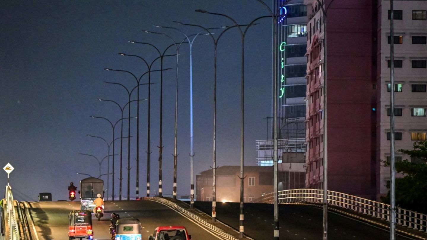 Ausgeschaltete Straßenbeleuchtung in Colombo