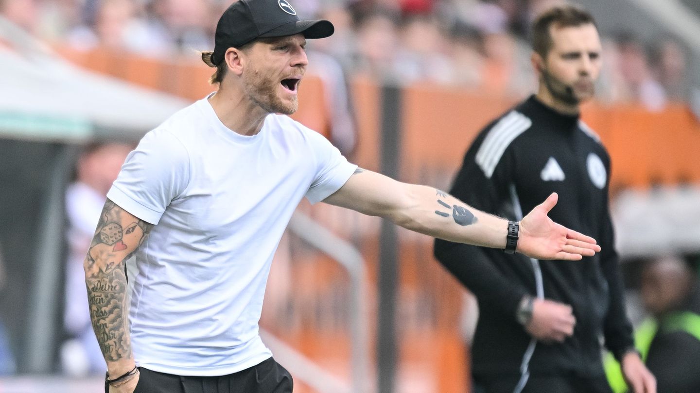 War stinksauer auf ein seine Mannschaft: Gladbach-Coach Eugen Polanski im Spiel beim FC Augsburg. Foto: Harry Langer/dpa