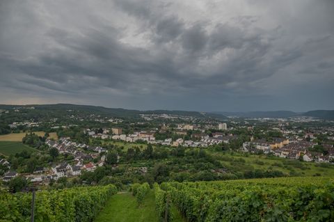Ab Sonntagnachmittag warnen die Wetterexperten vor lokalen Unwettern, Starkregen nicht ausgeschlossen. (Symbolbild) Foto: Harald