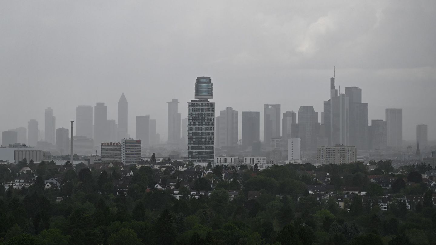 Die Sonne schafft es zum Wochenbeginn in Hessen nicht, sich durchzusetzen - Regenwetter wird erwartet. (Symbolbild) Foto: Arne D